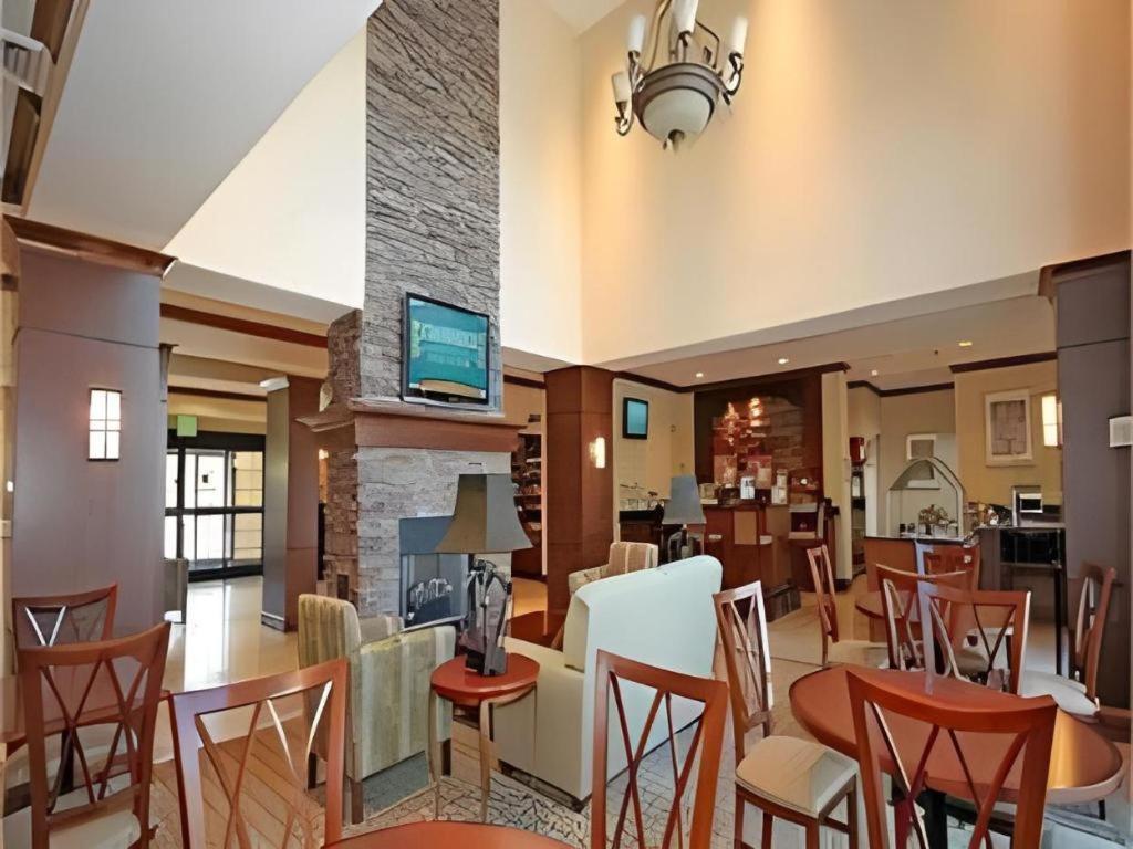 Staybridge Suites Newport News Exterior photo